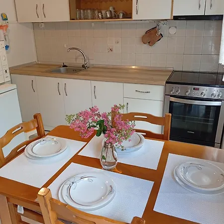 Apartment Walnuthouse Dikella