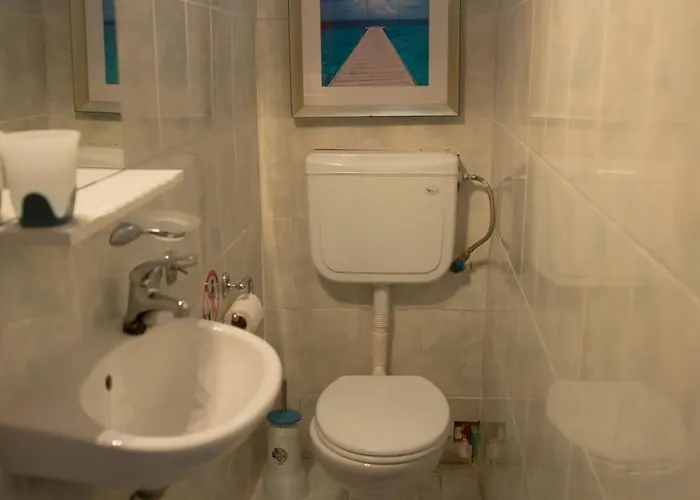 Walnuthouse * Dikella